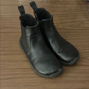 Black Feelgrounds Chelsea Boots